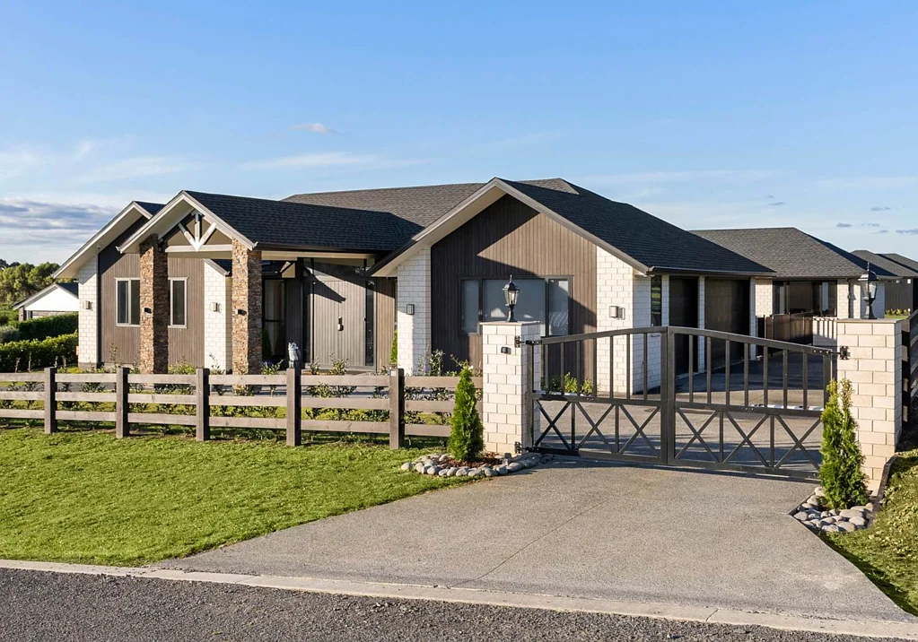 Karaka 6ਬੈੱਡਰੂਮ NEAR NEW NORTH-FACING FAMILY LUXE + ANCILLARY UNIT