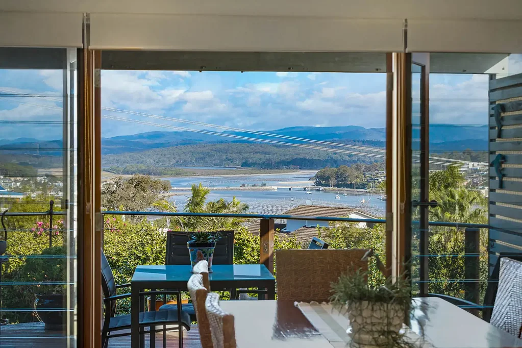 Merimbula 3房  Short Point, Single Level with Views Front & Back