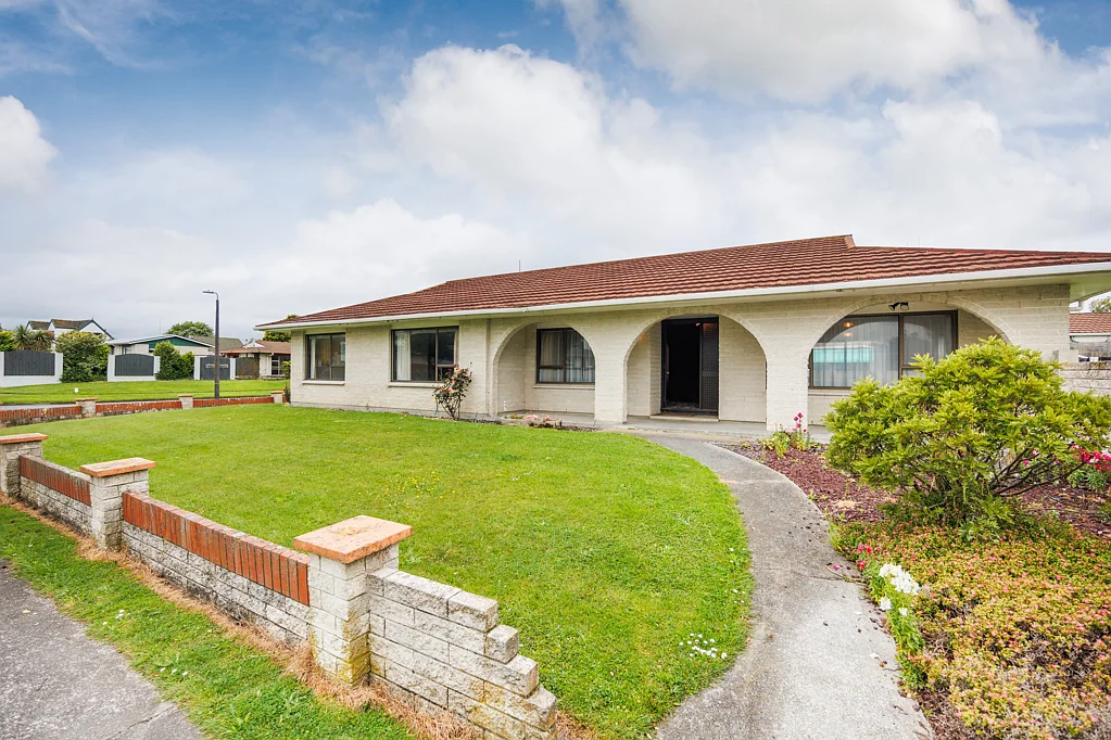 2 Hillcrest Drive, Kelvin Grove, Palmerston North, Manawatu-Wanganui