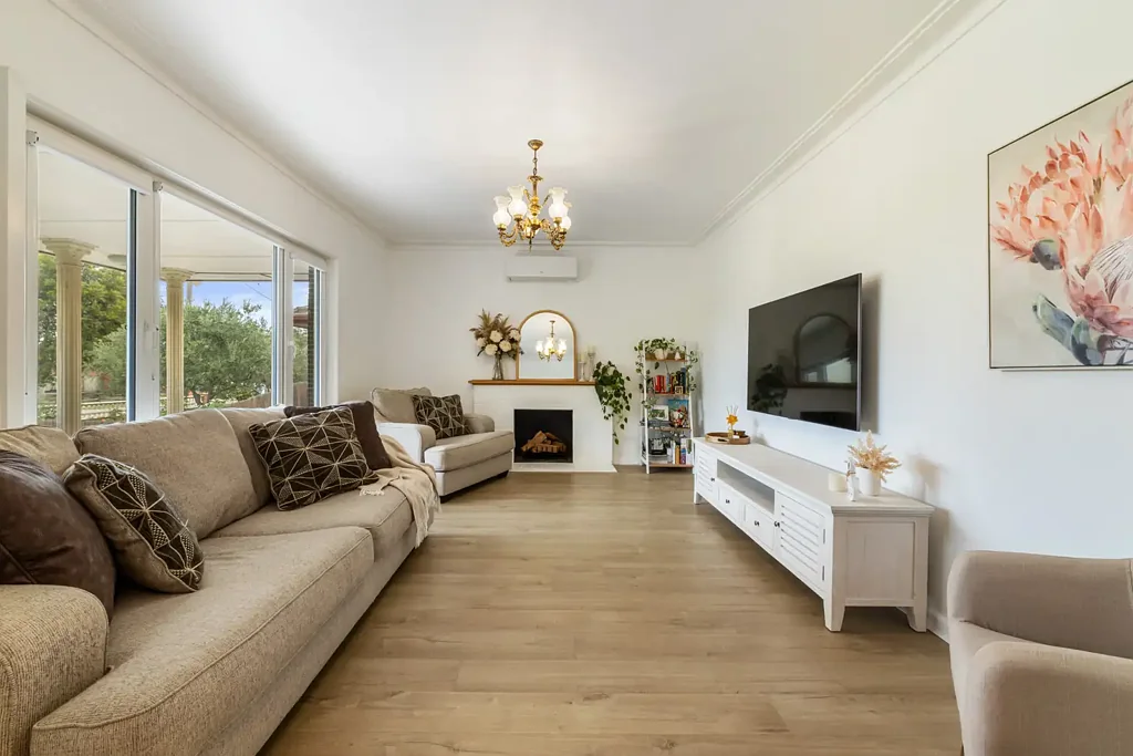 Beautifully Updated Home in Prime Lalor Location