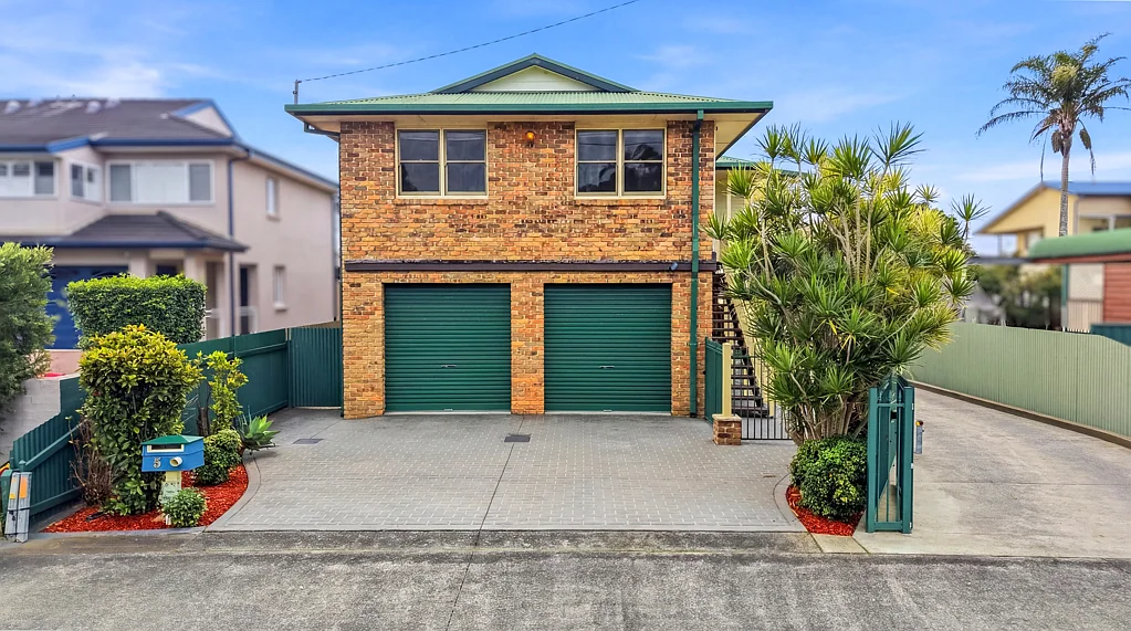 Empire Bay 3房  Versatile Family Living with Water Glimpses - Exceptional Opportunity with Future Potential