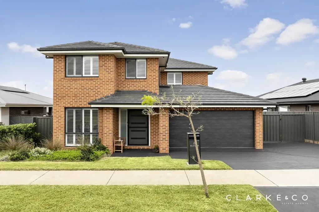 Lochinvar 4Kwarto FOUR LIVING AREAS, ONE OUTSTANDING HOME!