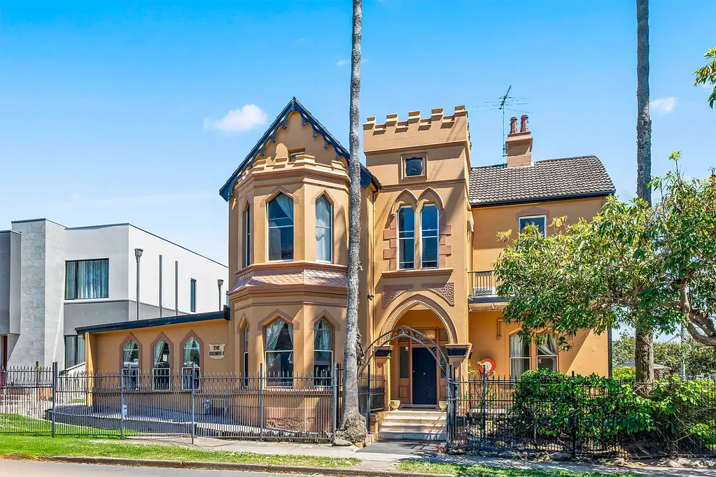 Lidcombe 4房 历史哥特庄园 1,031sqm转角地 DA批托儿中心 4卧2主卧 27米临街面 DA APPROVED CHILDCARE CENTRE