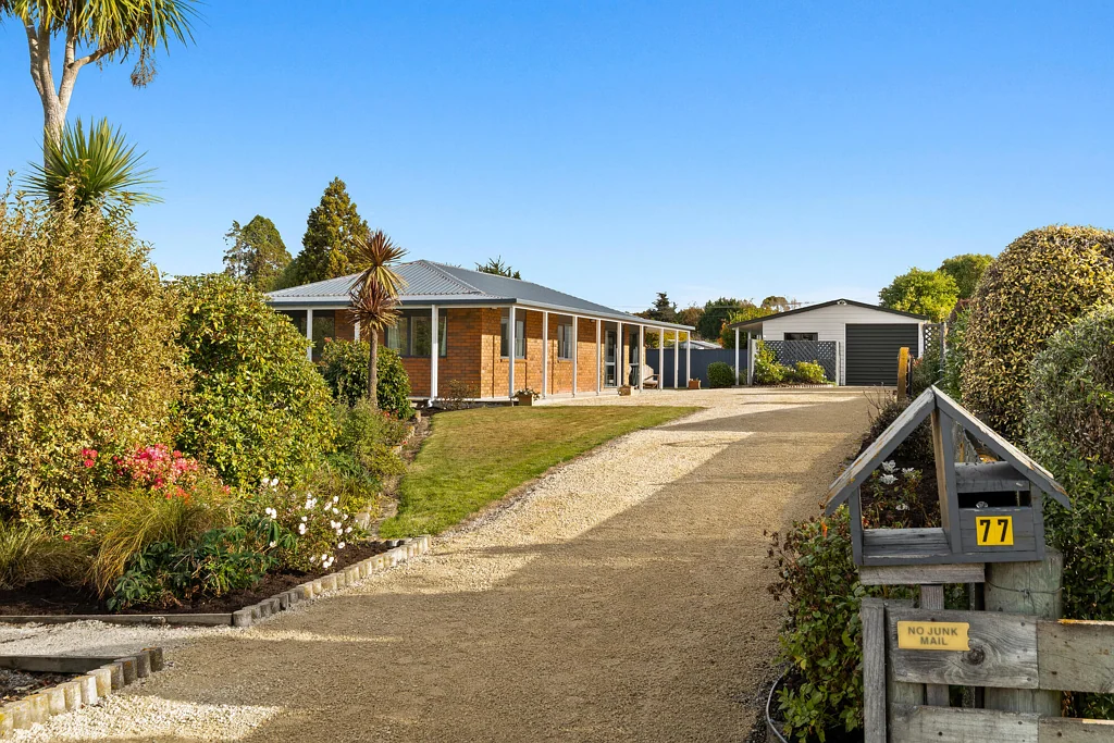 Waikouaiti 3房  Easy Coastal Living - 2000's Brick Beach Escape