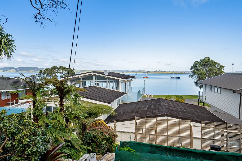 Tamaterau 4 Bedroom Waterfront Living!