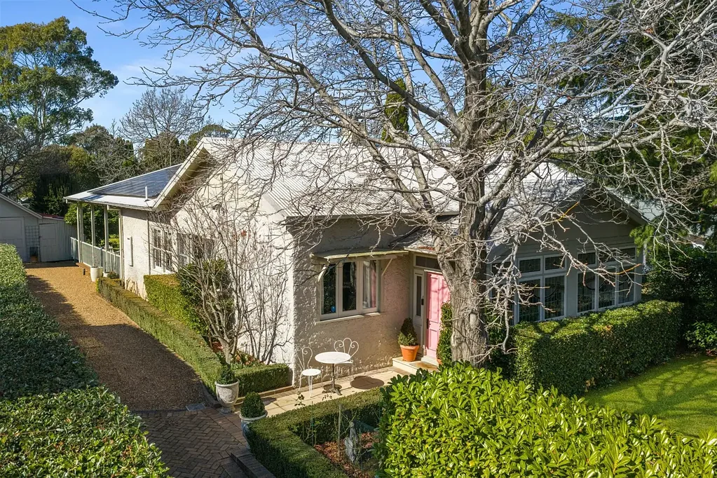 Bowral 4房  Exceptionally Located, Graceful and Character Filled Beauty