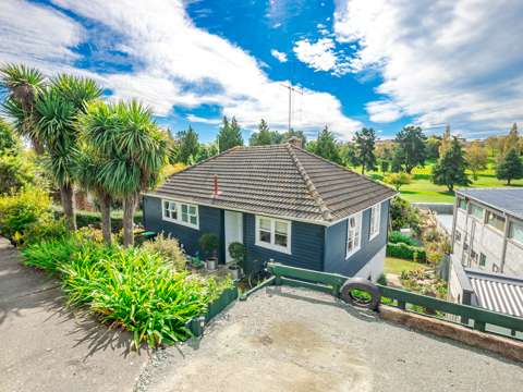 Highfield 2房  Retro Retreat with Golf Course Frontage