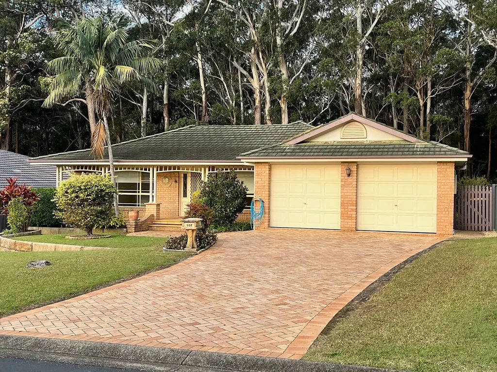 Spacious Family Living with Mountain & Bushland Views