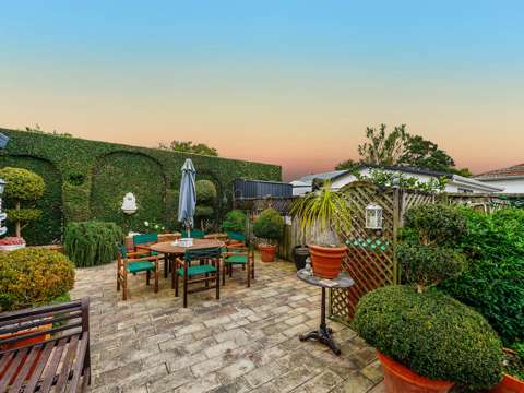 Papatoetoe 3房 魅力砖瓦别墅，带英式风情花园​，30年首度上市！​ Brick & Tile Meets Garden Chic
