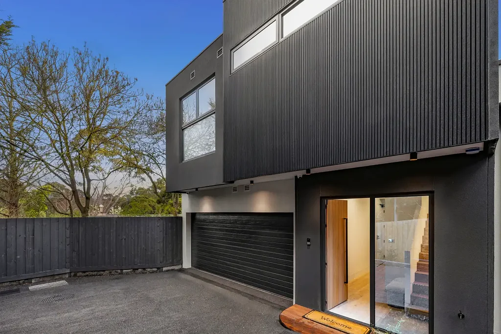 Mount Waverley 3ਬੈੱਡਰੂਮ Golf Course Views, Secure Living & Designer Luxury in Mount Waverley