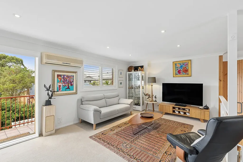 Woy Woy 3房  Light filled coastal home in quiet street