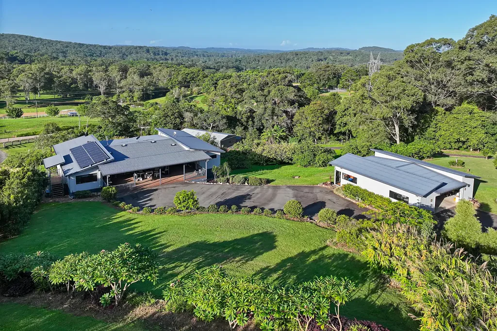 West Woombye 4房  Peaceful Acreage Living: Views, Quality Home, Space