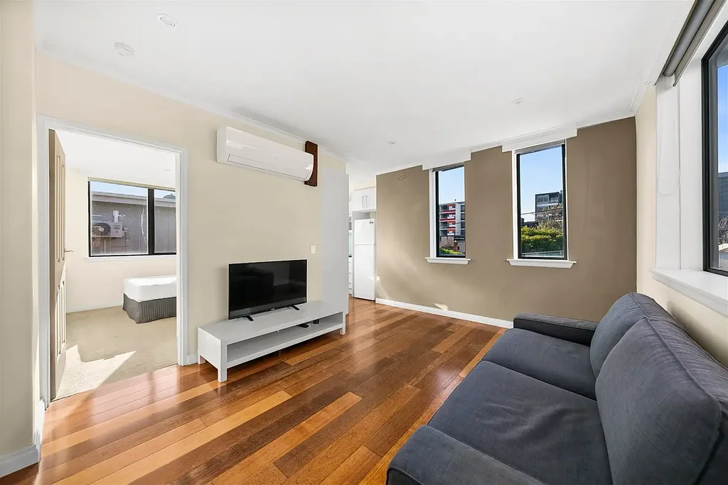 Furnished Apartment short walk to Victoria Gardens Shopping Centre
