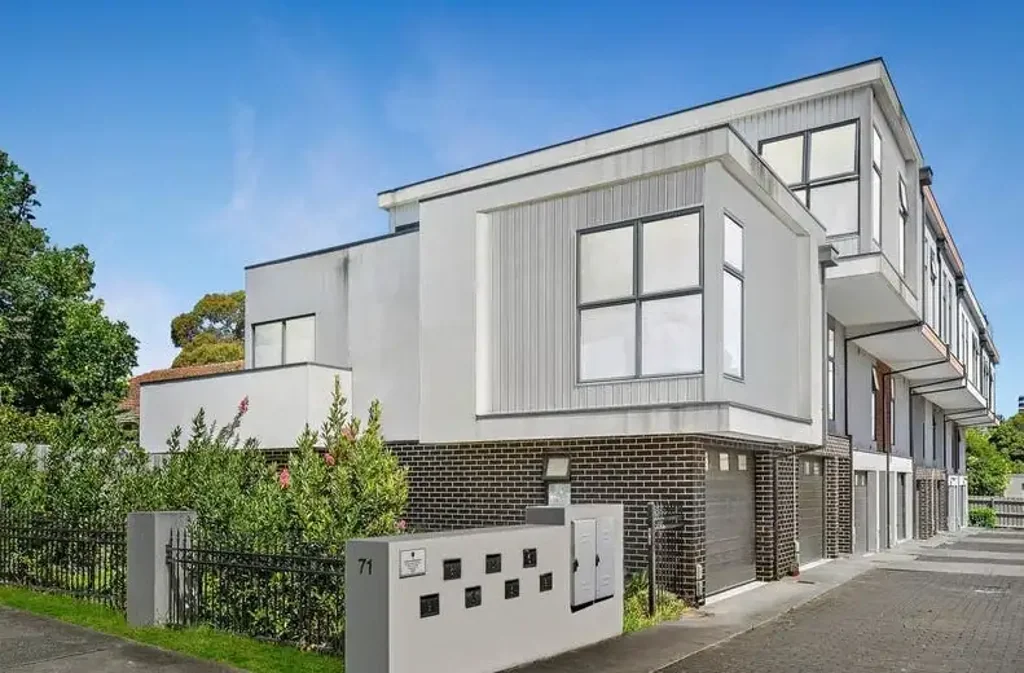 Modern Three Bedroom Townhouse in the Heart of Box Hill North