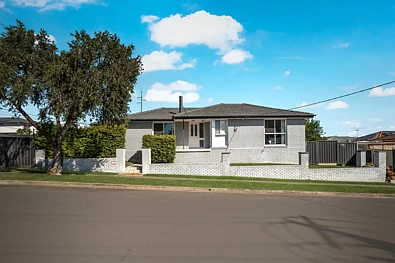 Greystanes 3房 街角地块显要  联排别墅潜力  三卧带柜  灵活空间  功能厨房  户外娱乐  游泳池  独立车库  近学校公园 Prime Corner Position | Endless Potential | Buy in Today's Market
