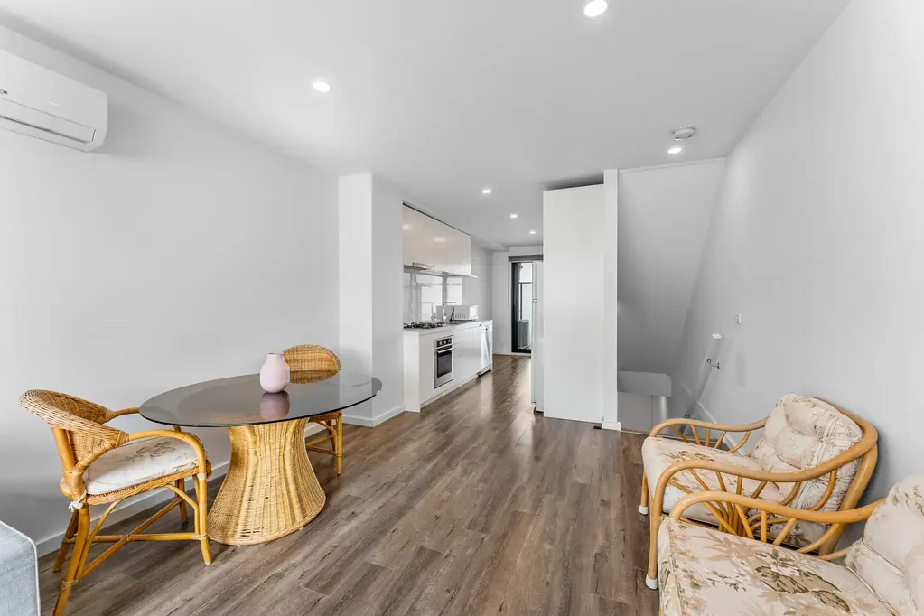 Rowville 2房 Stud Park对面联排 私密宁静便利 高天花板 视频对讲 步行学校公园 Private Townhouse Living Directly Opposite Stud Park