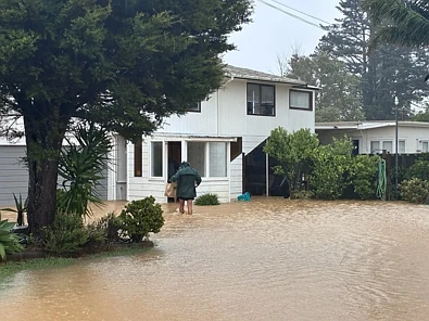预警升级！恐怖暴雨袭击北岛，奥克兰司机连人带车被卷走！