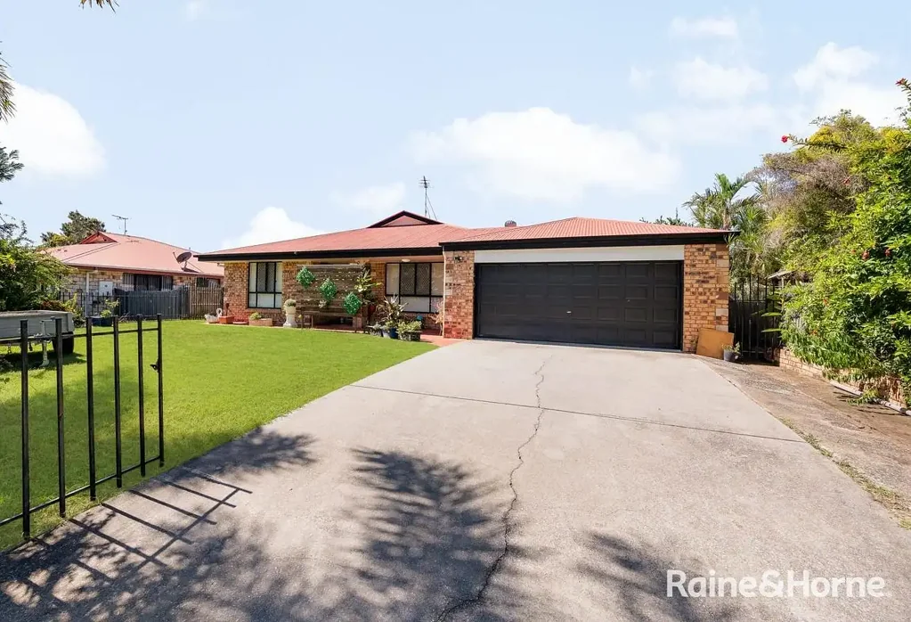 MODERN FAMILY HOME IN A CENTRAL LOCATION!