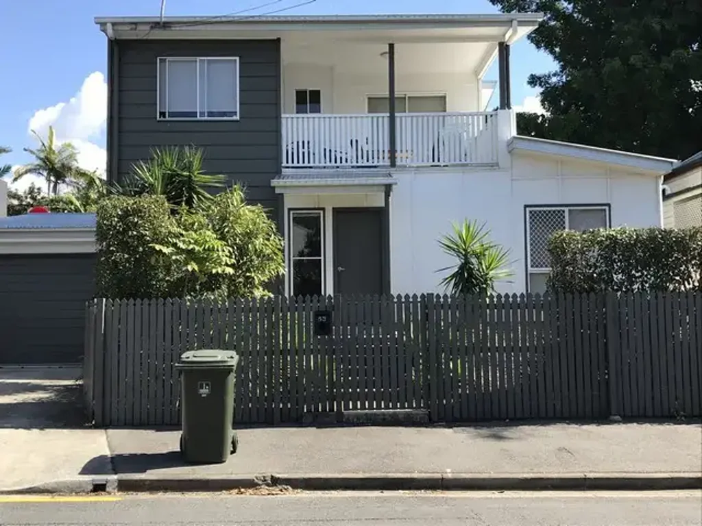 GREAT LOCATION &  CLOSE TO THE GRIFFITH UNIVERSITY - PERFECT FOR STUDENTS