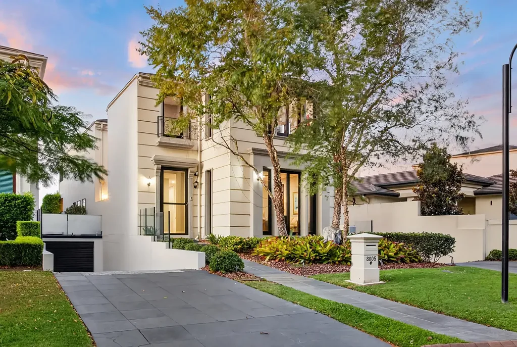 Hope Island 4غرفة نوم North-Facing Waterfront Luxury with Pontoon & 6-Car Basement Garage