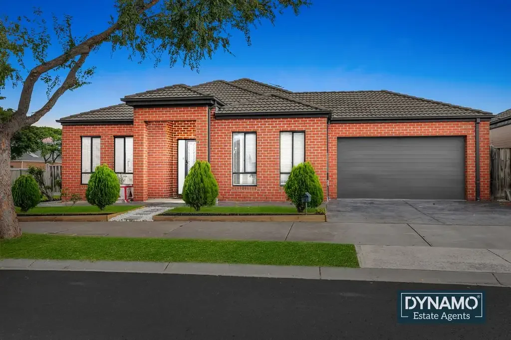 Craigieburn 5房 宽敞土地546平米  五卧两浴多功能  全屋木地板  太阳能发电  双车库带通道  优越连通性  步行至好校  便捷购物  社区友好宁静 Location that matters the most