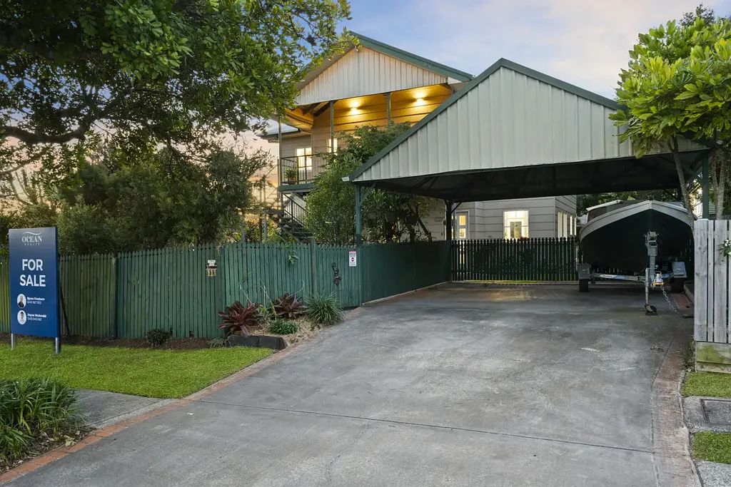 Wynnum 3房 海湾侧优越位置 750米滨水距离 555平米宽敞地块 前面景观露台 21面板太阳能 双车库侧通道储物 Spacious Bayside Living with Endless Potential