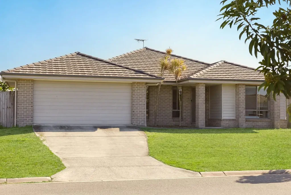 Burpengary 5房 Bestow Estate中心地 515m2阔地 低层砖木宅 空调双车库 宽敞卧室五间 主卧套卫衣帽 便利设施近邻 易于维护后院 Nest or Invest - Fantastic Investment or Perfect Family Home
