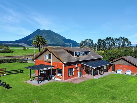 Kawerau 5房  Spacious family living, inside and out!