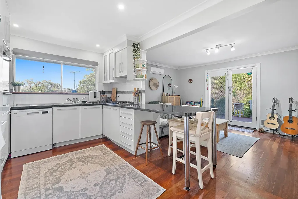 Coolbellup 3Kwarto Charming 3x1 Property on 728sqm R30 Block - Family Comfort with Future Potential