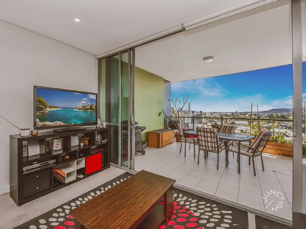 Bowen Hills 2房 城市天际线视野 21楼开阔景观 电梯直达便利 Bowen Hills生活配套 宁静高踞繁华 Elevate Your Life: Where the City Noise Stops and Your 21st-Floor Calm Begins.