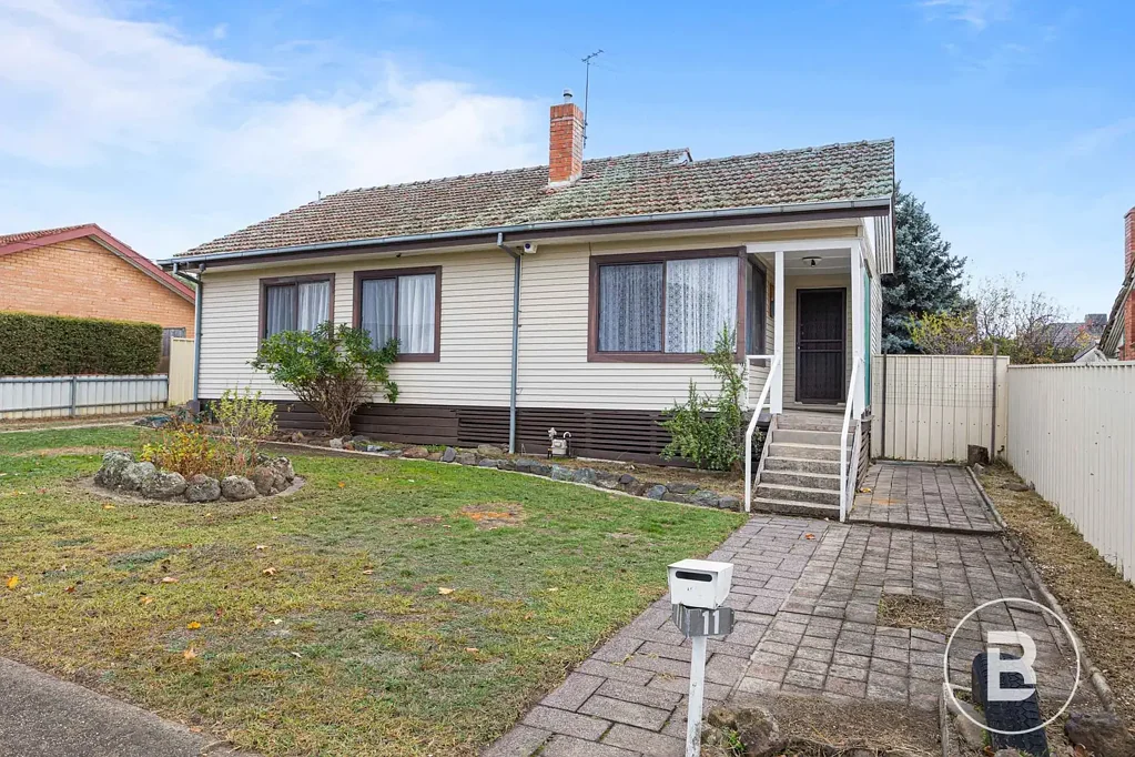 Ararat 3कमरा Updated & Ideally Located 3-Bedroom Home in Ararat’s West End