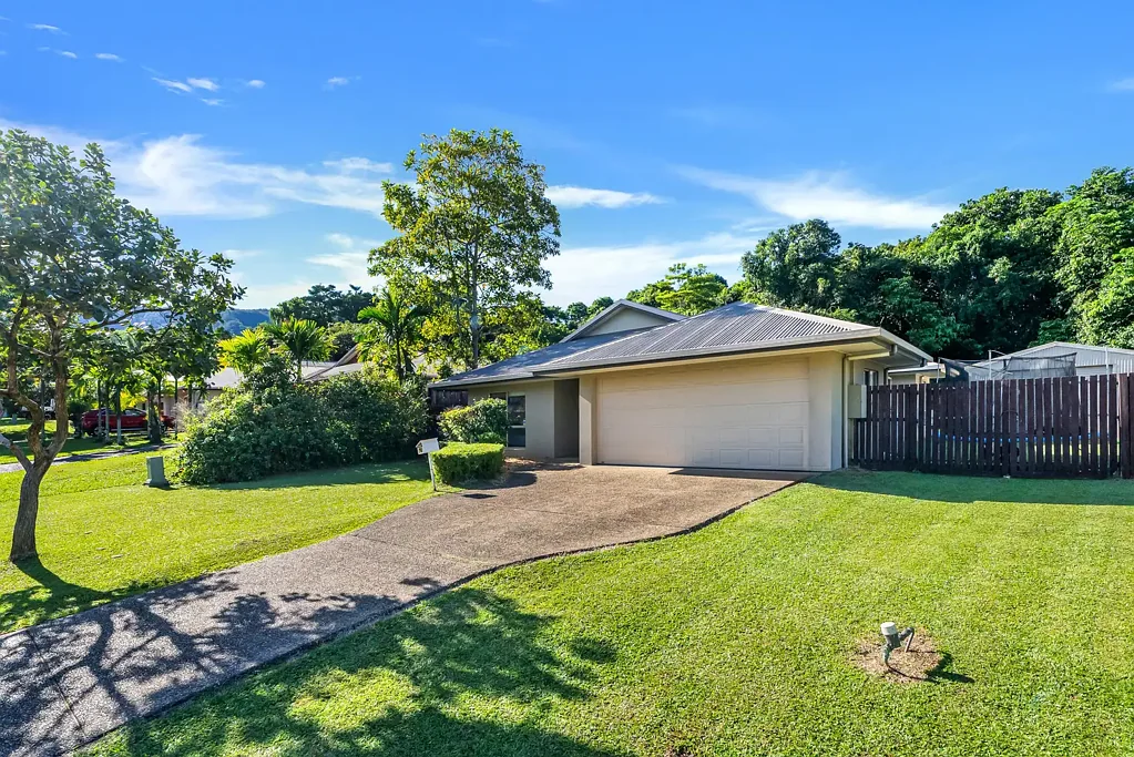 Bentley Park 4Moenga Spacious Family Living with Shed, Side Access & Bushland Outlook