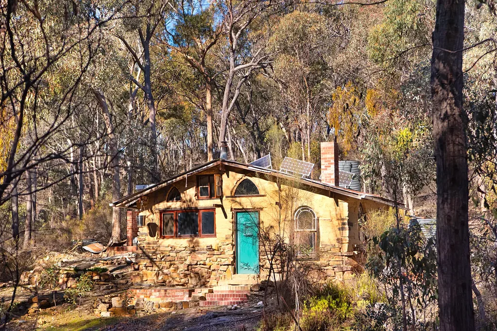 Chewton 1Moenga Stone hut sanctuary – 11 acres of bush seclusion