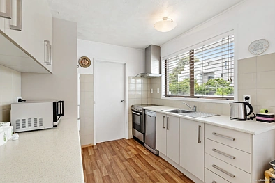 Two bedroom townhouse in Takapuna with sea views.