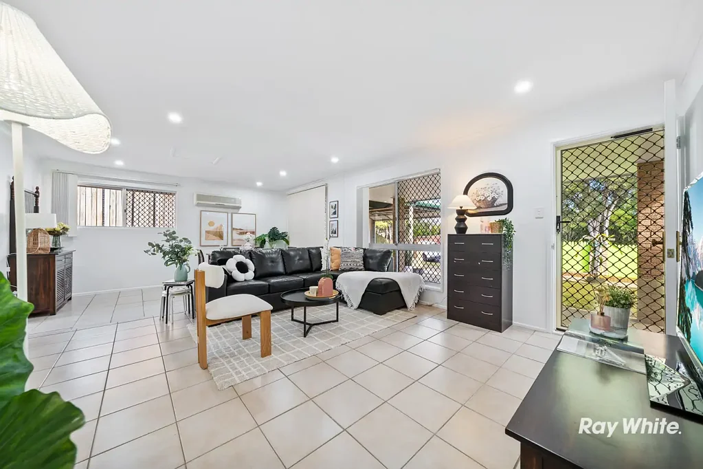 Runcorn 3બેડરૂમ A Runcorn Standout: Pool, "2 Kitchens*", 2 Living, Outdoor Entertaining & Easy City Access