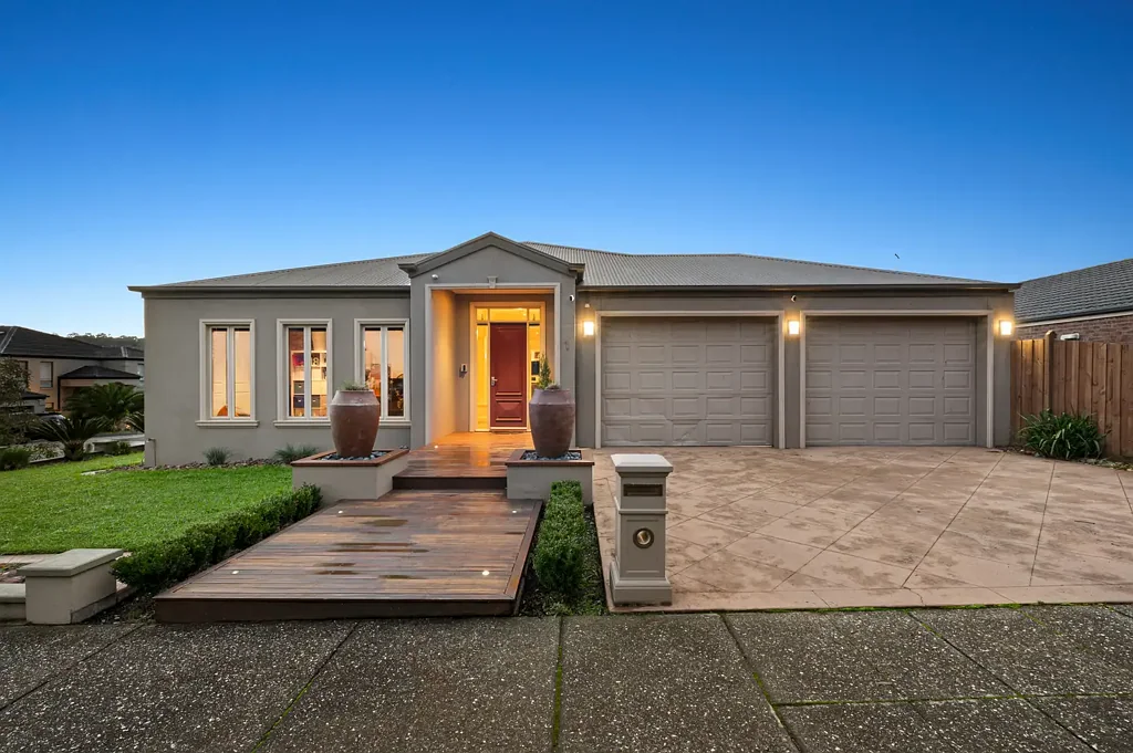 South Morang 4房 定制建造四卧 主卧带步入式衣帽间 宽敞生活区 开放式厨房 高天花板 管道供暖 超大双车库 有顶户外区 步行公交 近学校商场 南莫朗热门区 THE COMPLETE FAMILY HOME