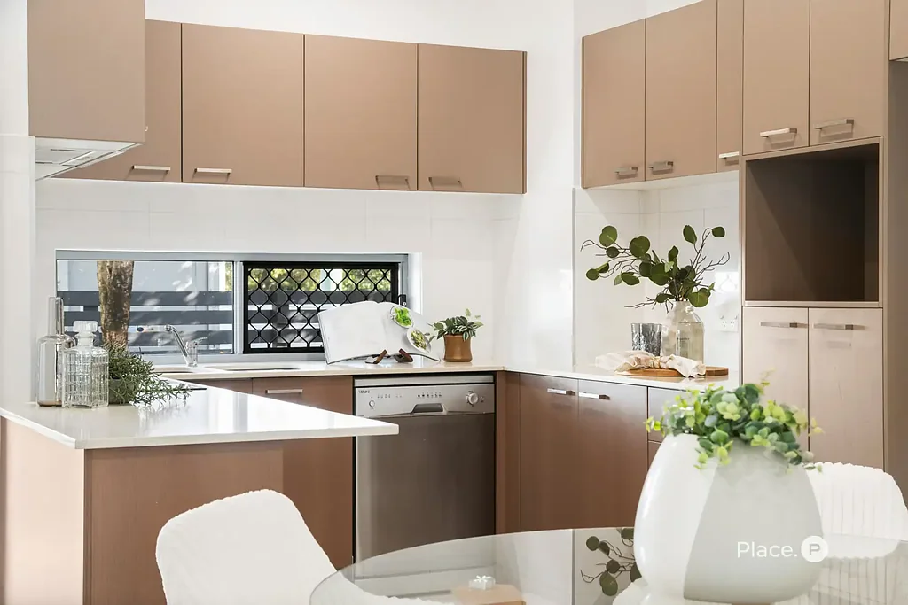 Holland Park West 3બેડરૂમ Modern Low-maintenance Executive Home in Sought-After Location
