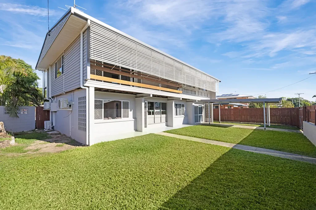 Large home with 6 beds and pool in Cranbrook