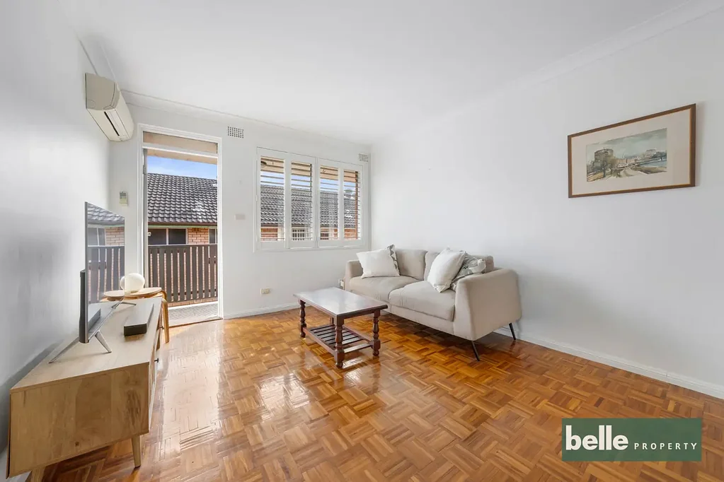 Top Floor Apartment in Prime Location – Bright, Airy & Convenient