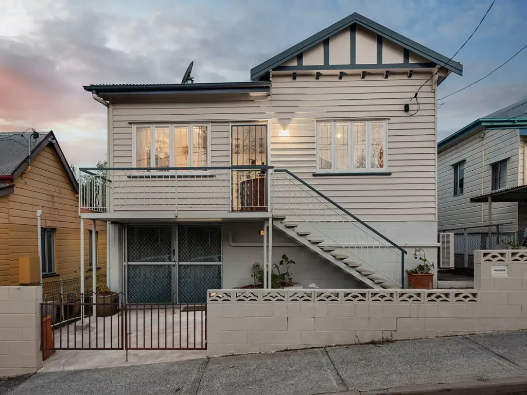West End 3 Slaapkamer Endless potential, walking distance to shops & within Brisbane State High Catchment