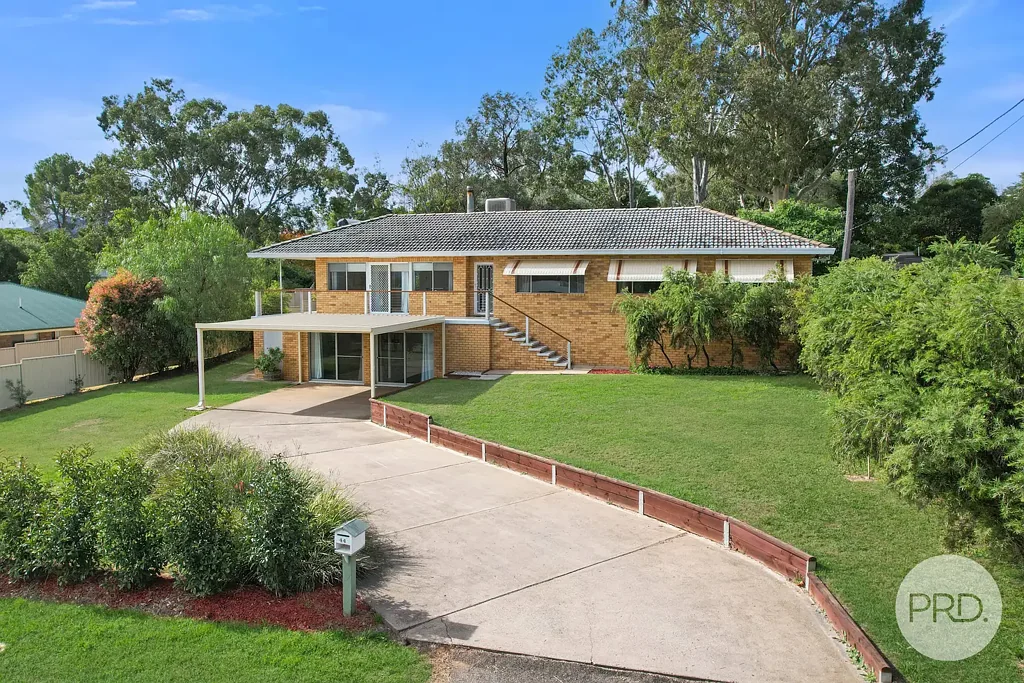 Tamworth 5房  Solid Family Home - 1170m2 block