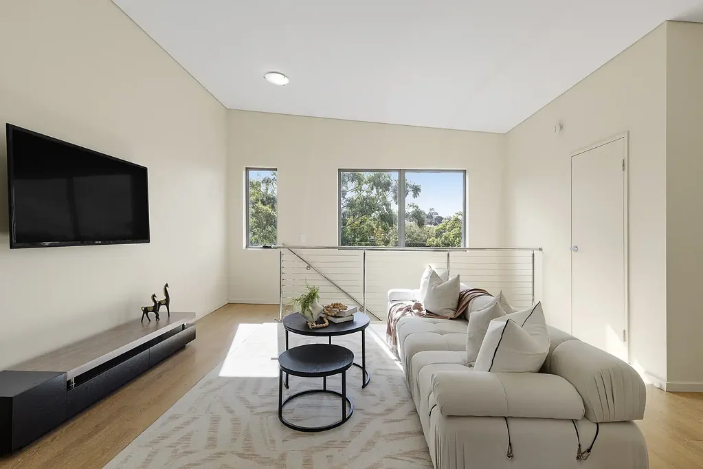 Hornsby 3房  Unique Split level 3 bedroom Penthouse + Study