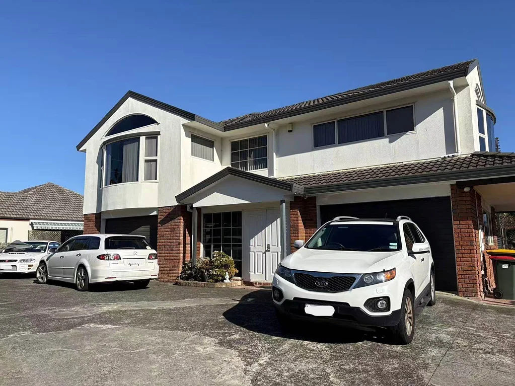 Stunning 4-Bedroom Executive Home with Panoram...