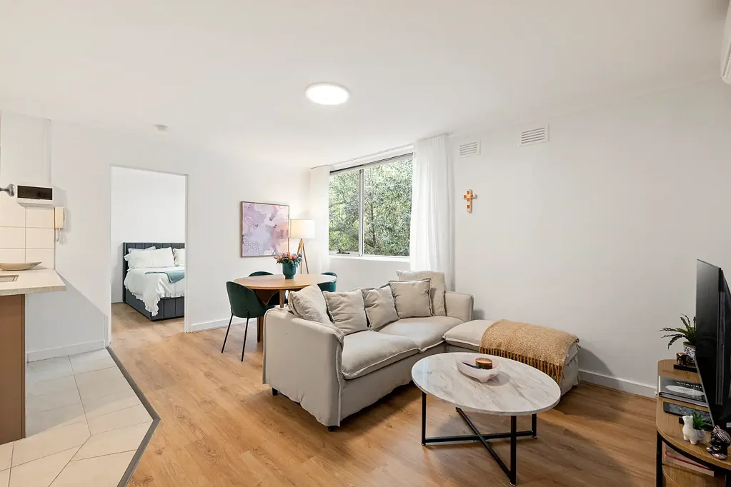 Charming Fully Furnished 1-Bedroom Apartment in Toorak