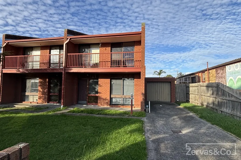 CLOSE TO TRAIN, BUSES,SCHOOLS & SHOPS