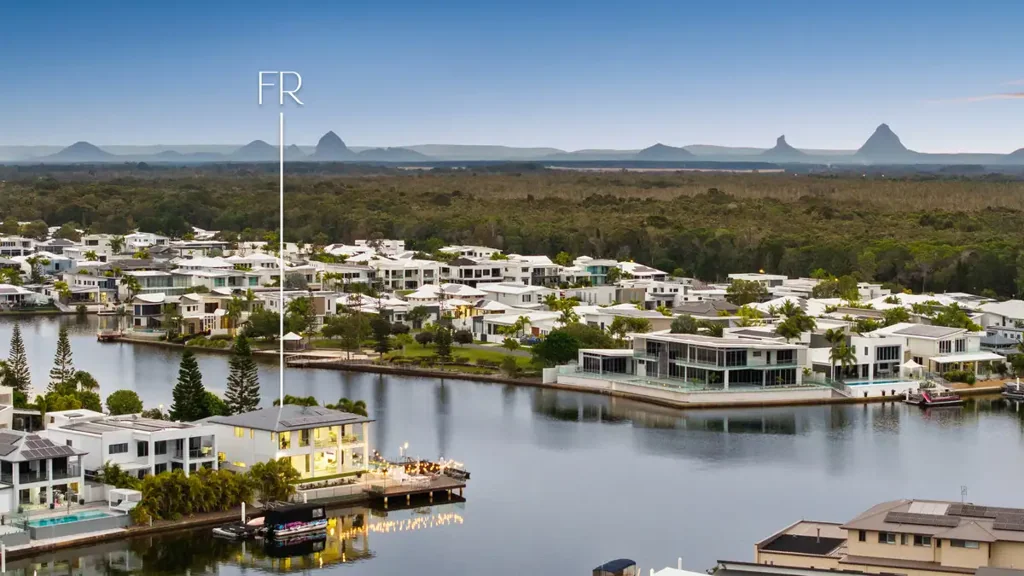 Pelican Waters 5ਬੈੱਡਰੂਮ EXPANSIVE WATERFRONT LIVING WITH A NORTH FACING 62M FAN FRONTAGE