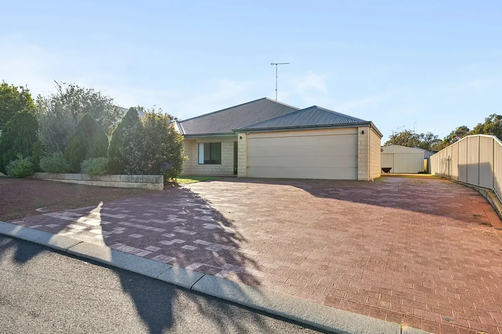 Waroona 4침실 Spacious family living with shed & side access.