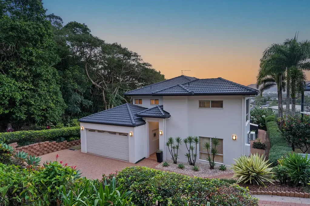 7 Konowna Close, Mooroobool, QLD 4870