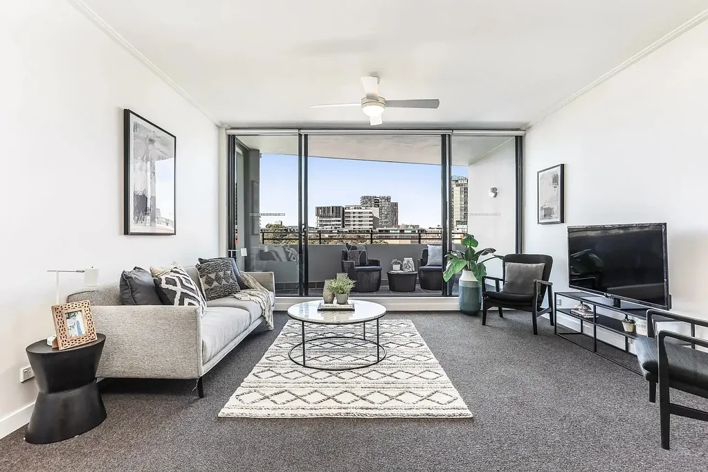 ELEVATED, SPACIOUS 1-BEDROOM APARTMENT