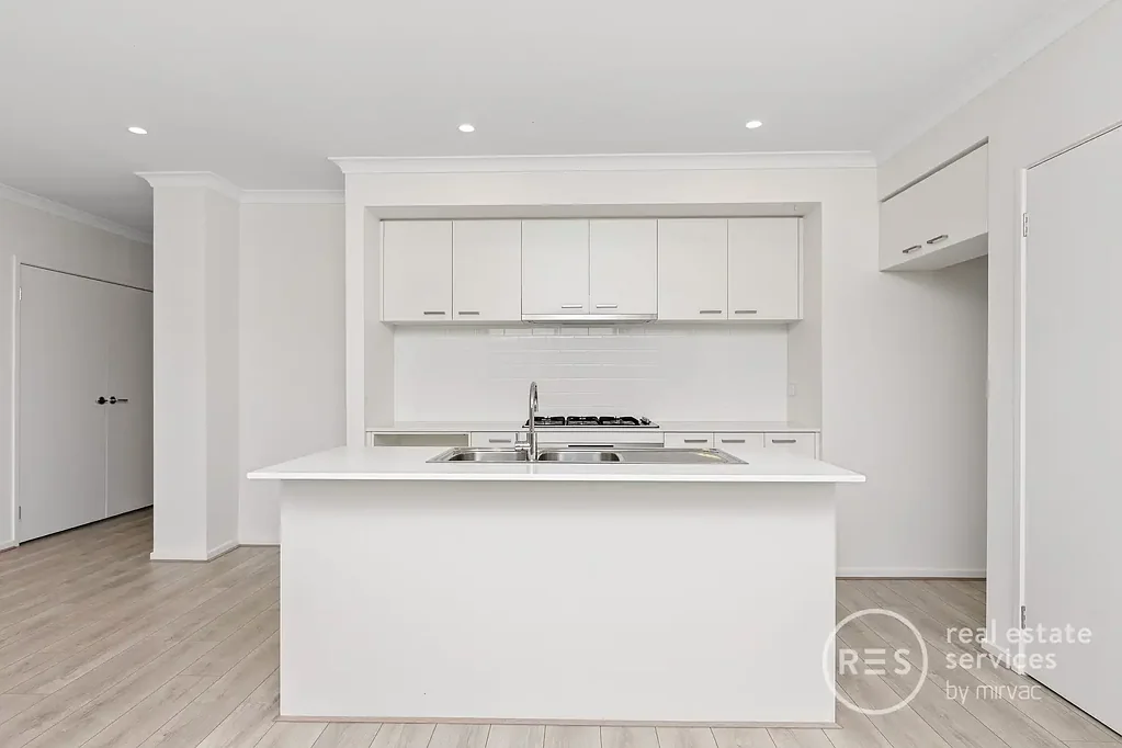 Beautifully Appointed Home in Thriving Aintree Community